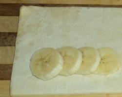 Folhados de banana feitos de massa folhada